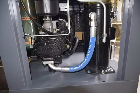 Встроенный компрессор мощностью 7,5 кВт/10 л.с. с четырьмя воздушными баками емкостью 300 л.